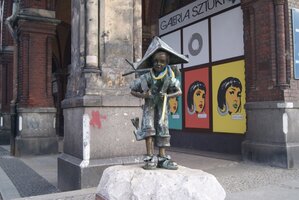 une sculpture d'écolier avec une écharpe aux couleurs du drapeau (…)